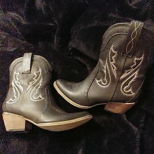 Very Volatile Western Style Boots